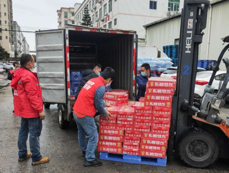 德晋贵宾厅饮料追加捐赠暖心帐篷和太阳伞,为一线抗疫“遮风挡雨”